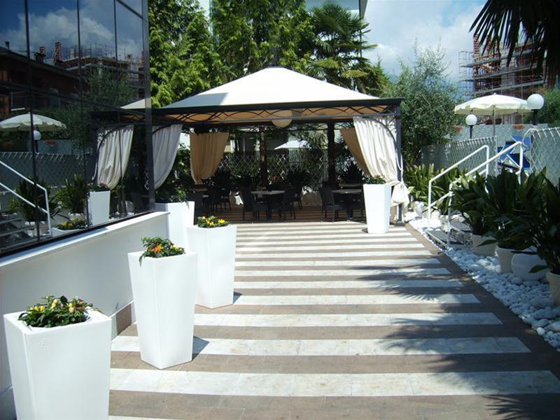 Hotel La Perla Riva del Garda Exterior foto